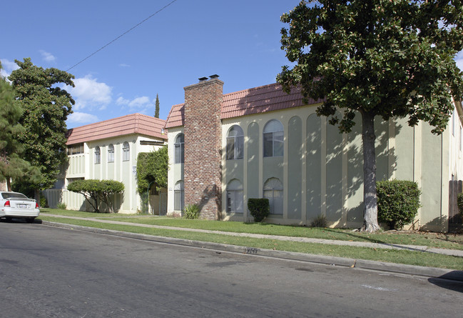 5629 E Huntington Ave in Fresno, CA - Foto de edificio - Building Photo