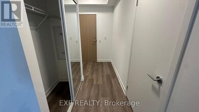 395 Square One Dr in Mississauga, ON - Building Photo - Building Photo