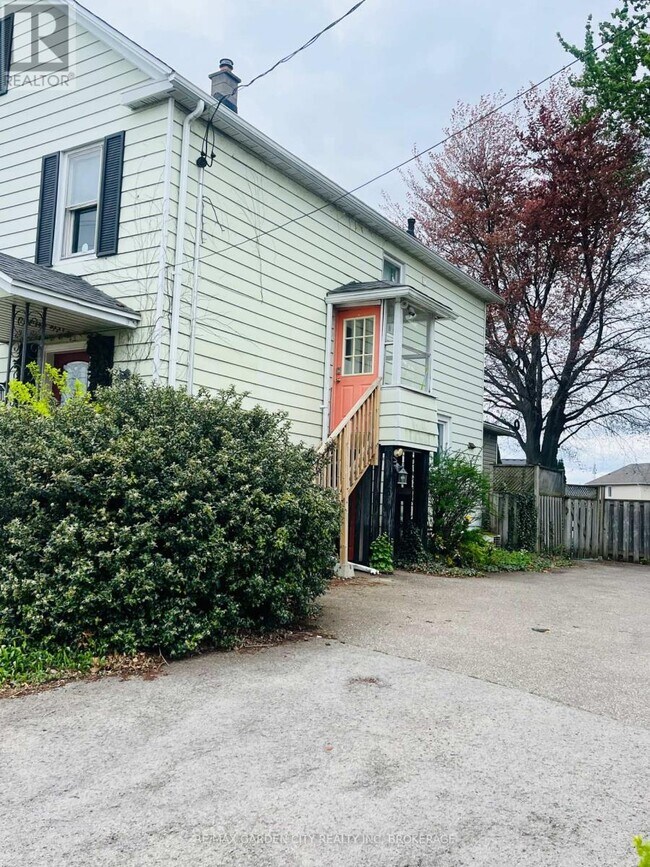 4683 Dorchester Rd in Niagara Falls, ON - Building Photo - Building Photo