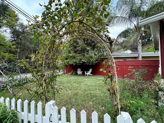 4308 Canoga Ave in Woodland Hills, CA - Building Photo - Building Photo