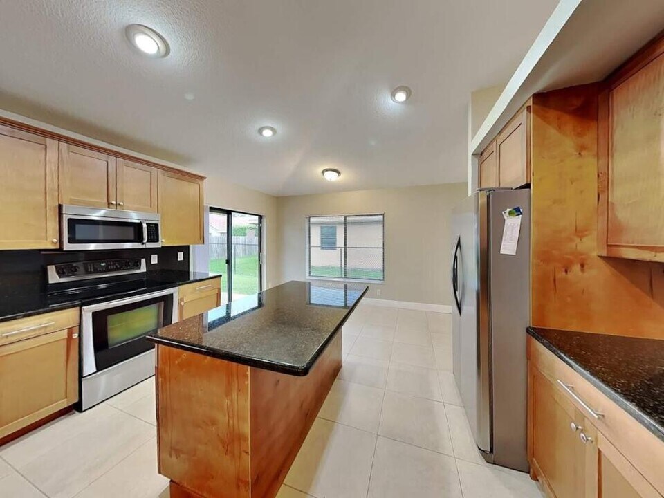 5529 NW 62nd Ave in Coral Springs, FL - Building Photo