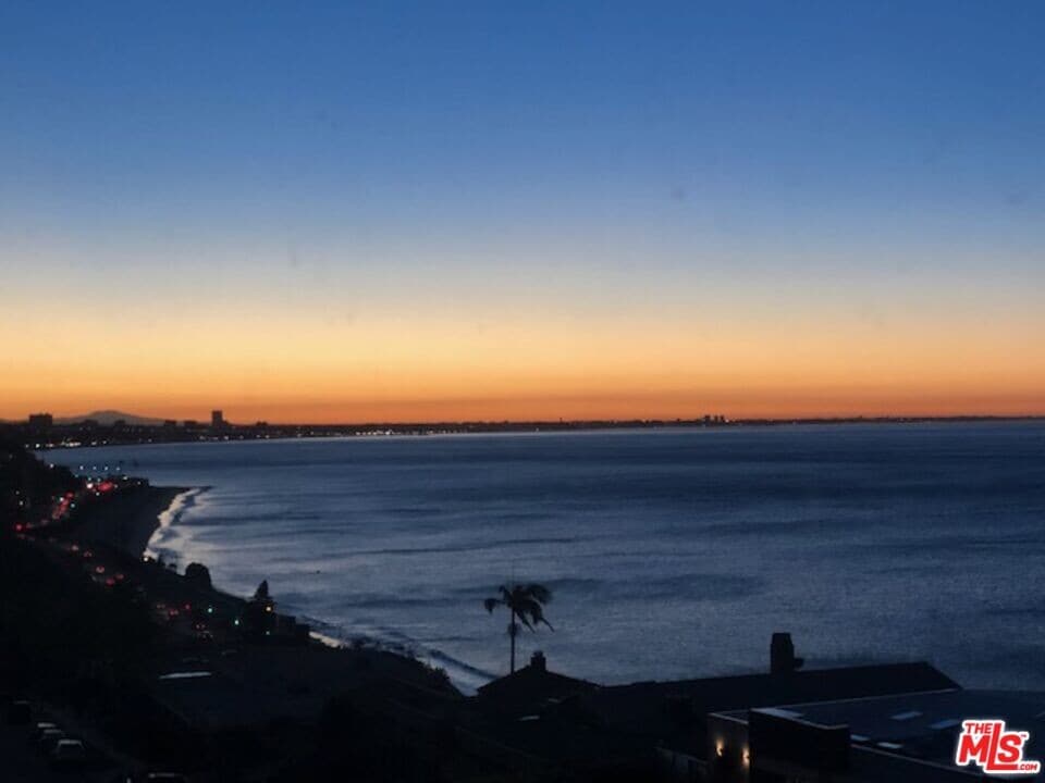 18203 Coastline Dr in Malibu, CA - Building Photo