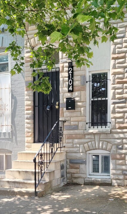 2104 Wilkens Ave in Baltimore, MD - Building Photo