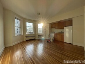 46 Lancaster Ter, Unit 305 in Brookline, MA - Foto de edificio - Building Photo