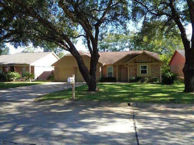 103 Brigadoon Ln in Friendswood, TX - Building Photo