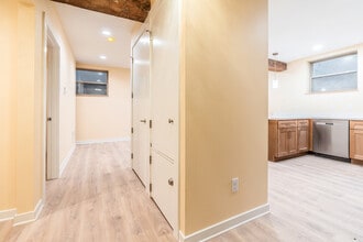 Carlyle Apartments in Seattle, WA - Building Photo - Building Photo