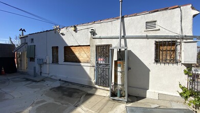 979 Manzanita St in Los Angeles, CA - Building Photo - Building Photo