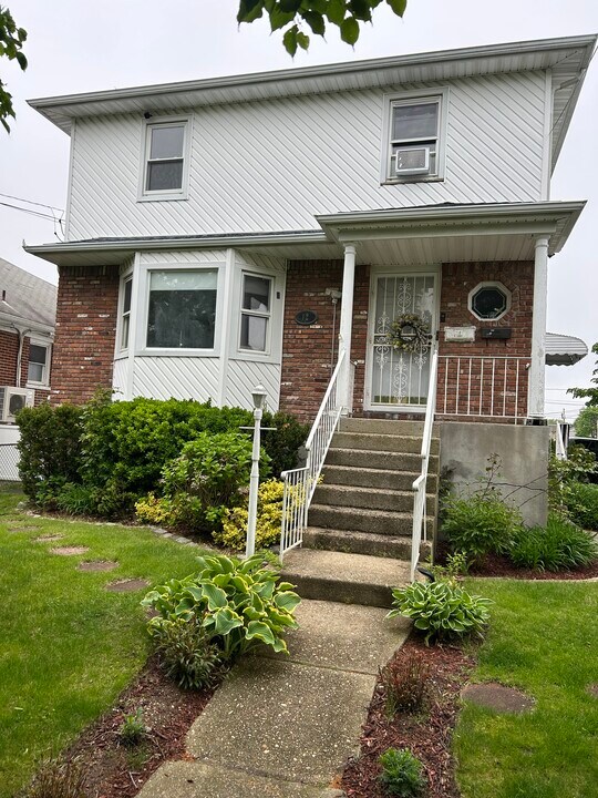 12 Williamson St, Unit 1 in East Rockaway, NY - Foto de edificio