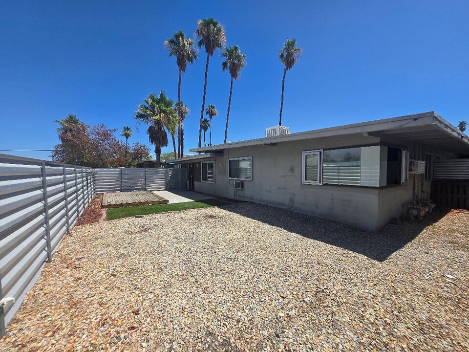 540 S Mountain View Dr in Palm Springs, CA - Foto de edificio