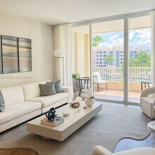 711 Crandon Blvd in Key Biscayne, FL - Building Photo - Building Photo