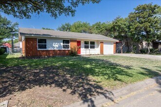 103 Hillcrest Dr in Sanger, TX - Building Photo - Building Photo