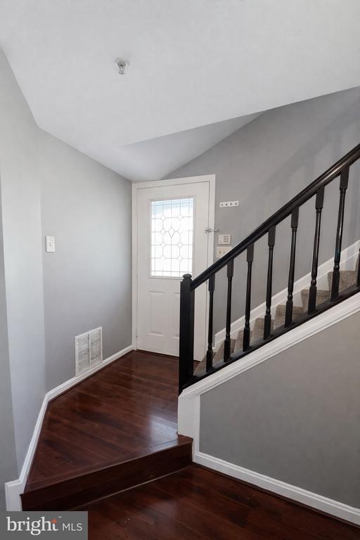 property at 120 Woodridge Pl