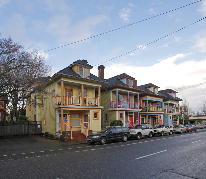 Glisan Townhomes in Portland, OR - Building Photo