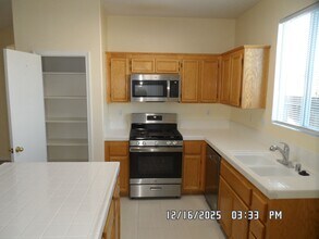 13247 Acasia Ave in Victorville, CA - Building Photo - Building Photo