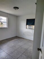 1722 Maple Dr in Ft. Myers, FL - Building Photo