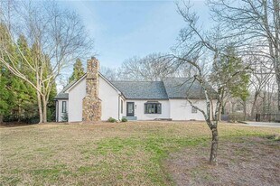 4562 Columns Dr SE in Marietta, GA - Building Photo