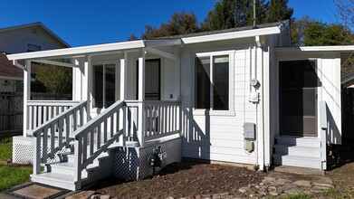 13899 Village Ave in Healdsburg, CA - Building Photo - Building Photo