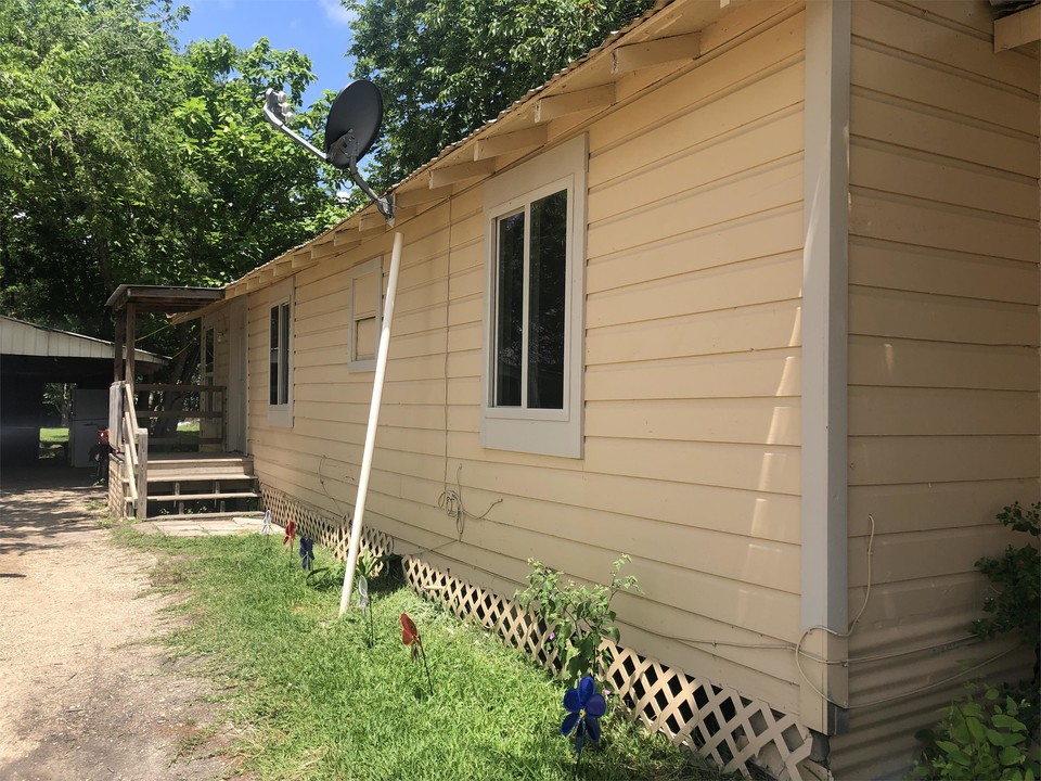 1111 S Commerce St in Lockhart, TX - Building Photo