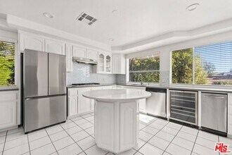 1050 Centinela Ave in Santa Monica, CA - Building Photo - Building Photo