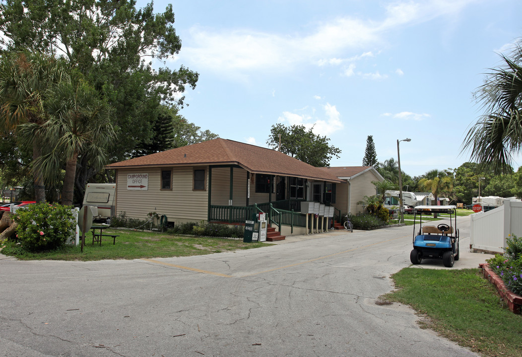 Caladesi RV Park in Palm Harbor, FL - Foto de edificio