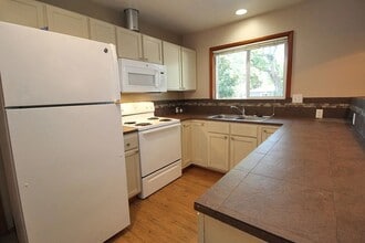 9585 SE 41st Ave, Unit 9585 in Milwaukie, OR - Foto de edificio - Building Photo