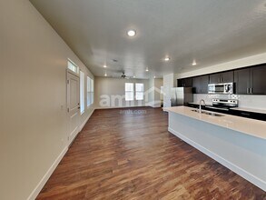 11047 S Blue Byu Dr in South Jordan, UT - Foto de edificio - Building Photo