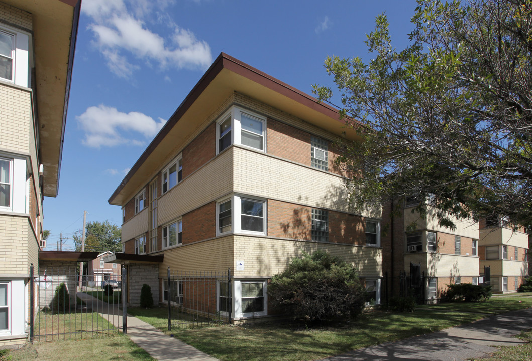 Garfield Gardens in Chicago, IL - Building Photo