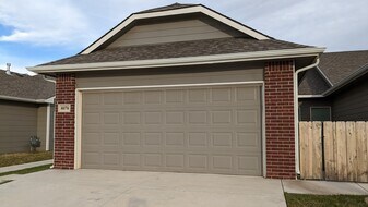 8070 E 34th Ct S in Wichita, KS - Building Photo