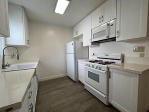 5754 Hazeltine Ave in Los Angeles, CA - Building Photo - Building Photo
