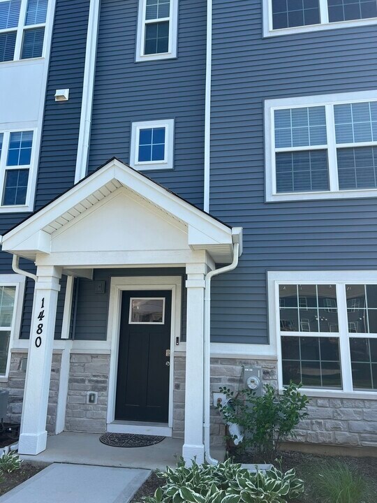 1480 Yosemite Wy in Pingree Grove, IL - Building Photo