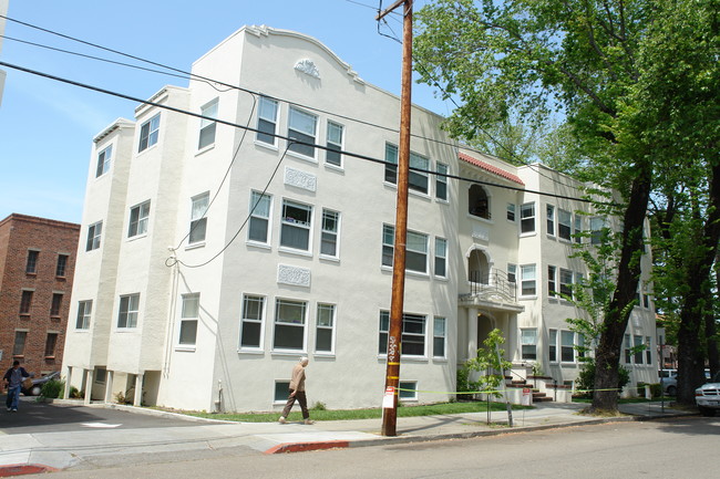 2500 Benvenue Ave in Berkeley, CA - Building Photo - Building Photo