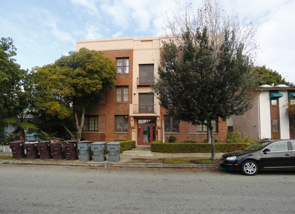 337 W Elk Ave in Glendale, CA - Foto de edificio