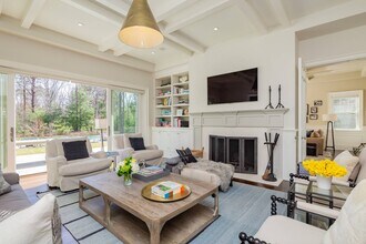8 Peach Farm Ln in East Hampton, NY - Building Photo - Building Photo