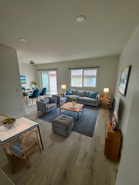 17422 Keelson Ln in Huntington Beach, CA - Building Photo