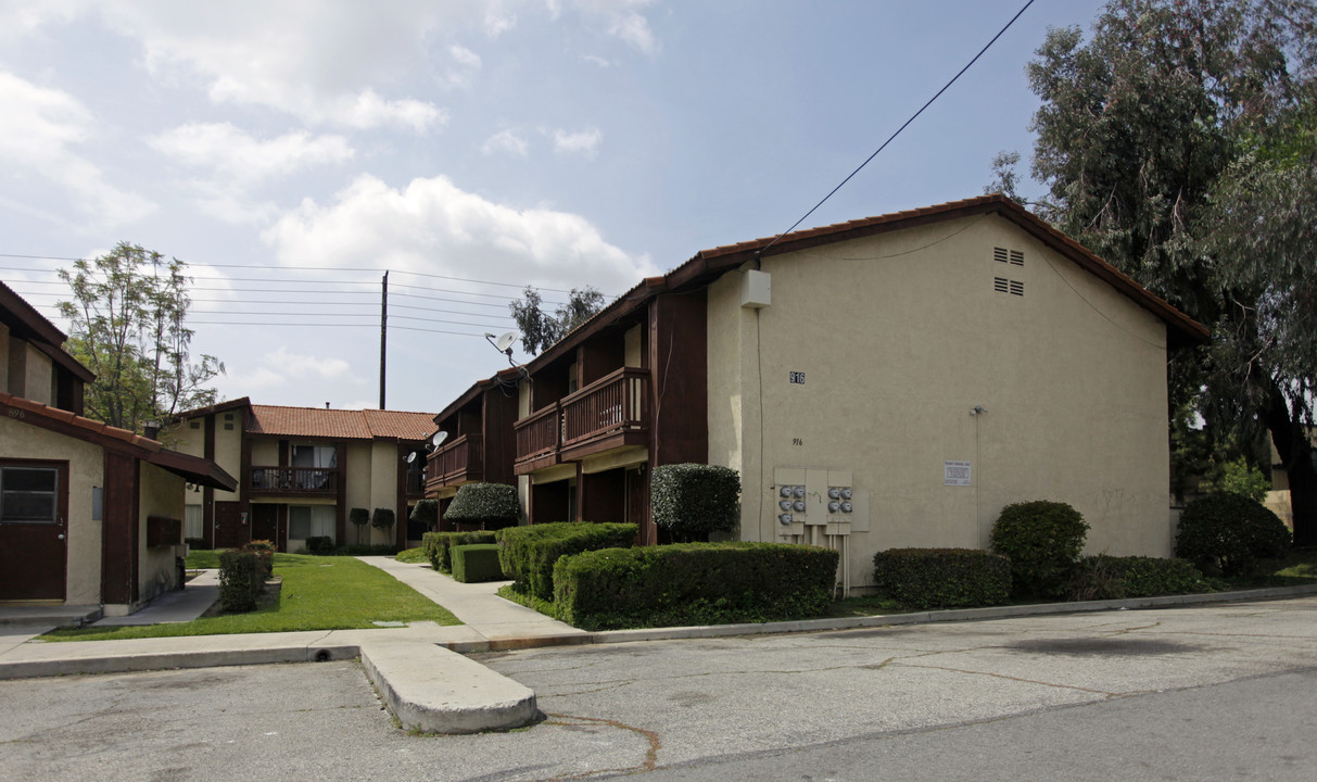 916 N Campus Ave in Upland, CA - Foto de edificio