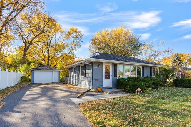 5800 Moore Lake Dr W in Fridley, MN - Foto de edificio - Building Photo