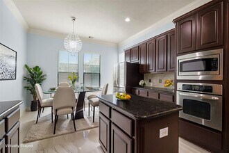 3019 Royal Oaks Grove in Houston, TX - Foto de edificio - Building Photo