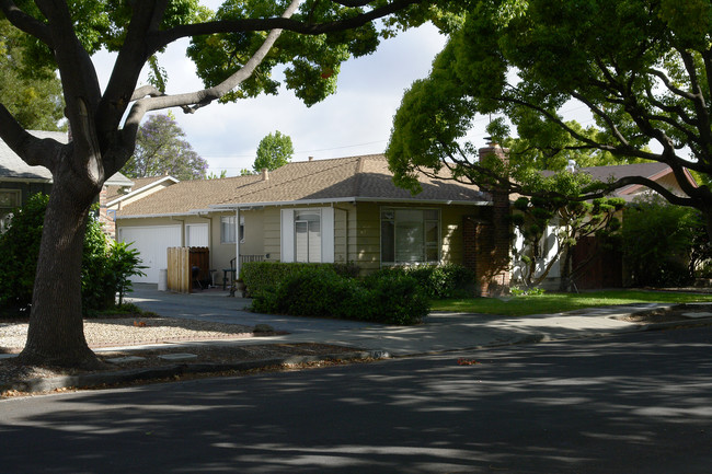 1622-1624 Lark Ave in Redwood City, CA - Foto de edificio - Building Photo