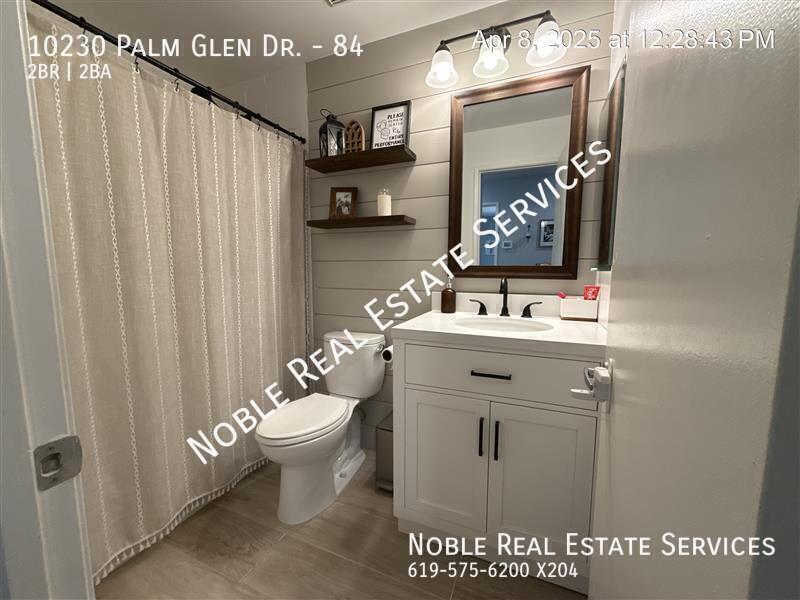 10230 Palm Glen Dr in Santee, CA - Foto de edificio