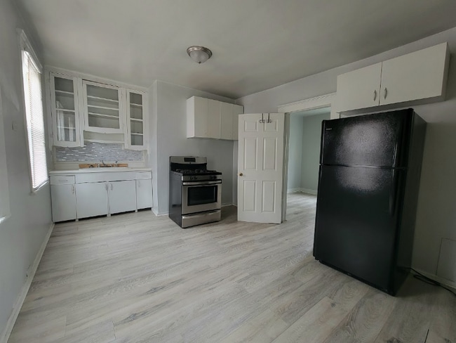 6215 Carpenter Ave, Unit Rear in Cleveland, OH - Foto de edificio - Building Photo