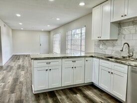 2101 Fountain View Dr in Houston, TX - Building Photo