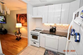 6 Locust Cir in Rocky Hill, CT - Foto de edificio - Building Photo