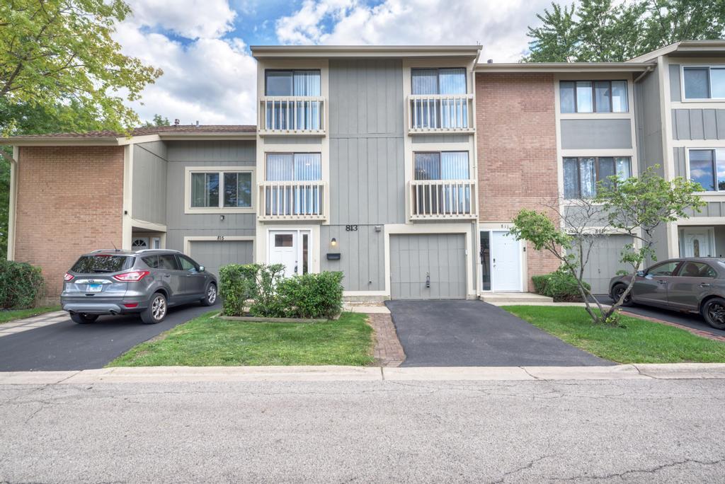 813 Shawnee Trail in Roselle, IL - Building Photo
