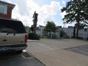 5804 Newcastle St in Bellaire, TX - Building Photo - Building Photo