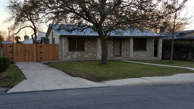 422 Globe Ave in San Antonio, TX - Building Photo - Building Photo