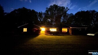 24 Drake Ln in Upper Saddle River, NJ - Building Photo