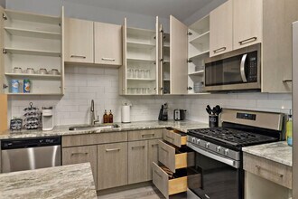 28294 Ferry Rd in Warrenville, IL - Foto de edificio - Building Photo