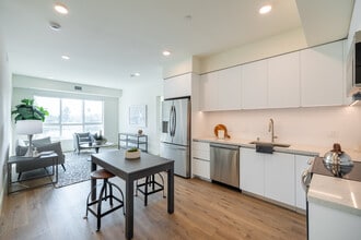 Bermuda Court in Mission Hills, CA - Building Photo - Building Photo