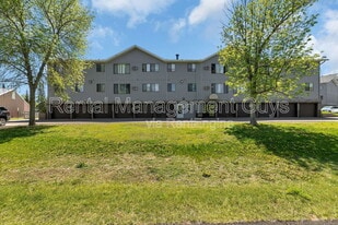 133 Cedar Ct E in St. Joseph, MN - Building Photo
