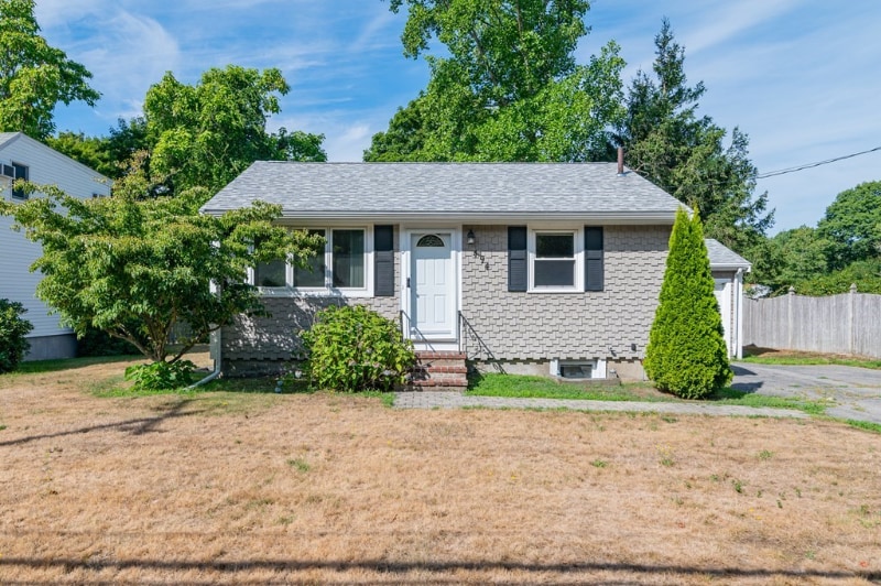 494 S Franklin St in Holbrook, MA - Building Photo
